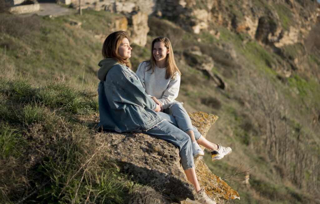las mejores amigas sentadas en una colina copia las mejores amigas sentadas en una colina copia